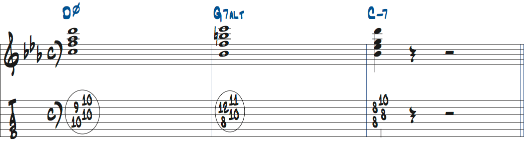 Cマイナーキーの251コンピングトップの音D-Eb-D楽譜
